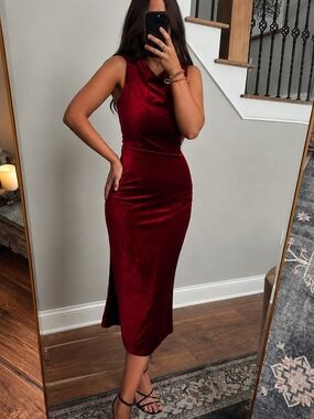 Sleeveless Velvet Midi Dress in Deep Red
